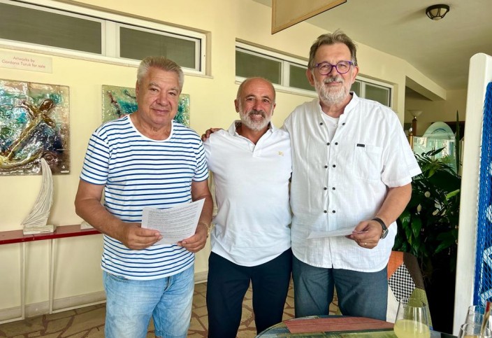Potpisivanje Ugovora s Marinom Frapa za organizaciju Regate JPD 2024. - s lijeva na desno: Franjo Pašalić, Robert Vulić, Milorad Stanić