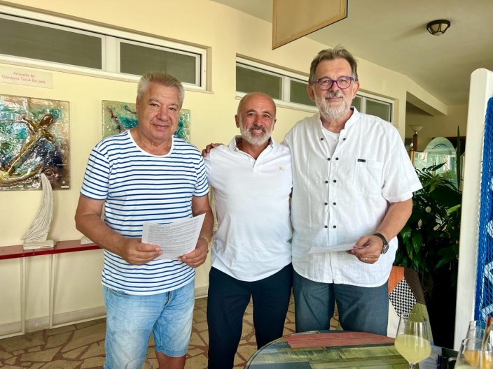 Potpisivanje Ugovora s Marinom Frapa za organizaciju Regate JPD 2024. - s lijeva na desno: Franjo Pašalić, Robert Vulić, Milorad Stanić Potpisivanje Ugovora s Marinom Frapa za organizaciju Regate JPD 2024. - s lijeva na desno: Franjo Pašalić, Robert Vulić, Milorad Stanić