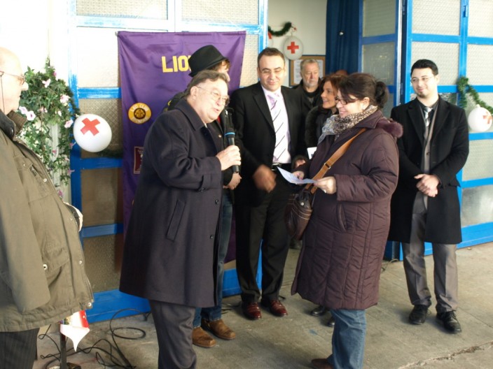 Predsjednik LC darko Ćuruvija Opatija uručuje donacije